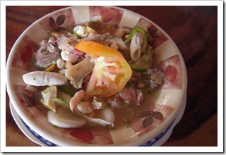 Ceviche, podawane z chiples czyli cieniuśkimi frytkami platanowymi