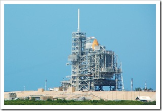 Stanowisko startowe a na nim gotowy prom kosmiczny