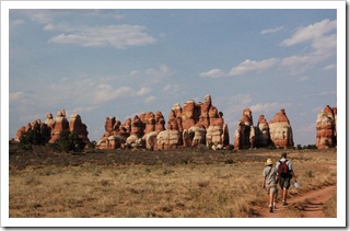 Mniej więcej w połowie osiemnastokilometrowego spaceru po Needles w Canyonlands