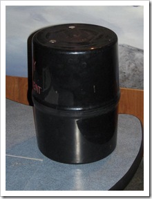 Specjalne pojemniki antymisiowe dla nocujących na dziko