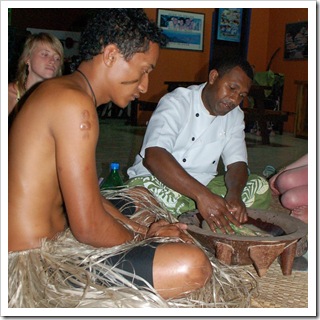 Mistrz ceremonii z pomocnikiem przygotowują kavę