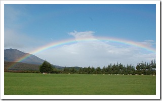 Droga do Te Anau - pada przed nami za nami tęcza