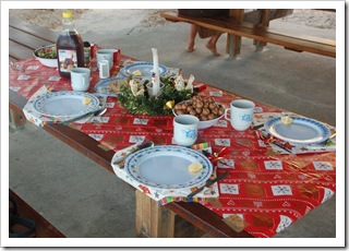 Wigilijny stół na kempingu w Noosa prawie gotowy