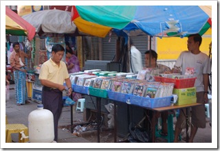 Stoisko z pirackimi płytami DVD z Chin