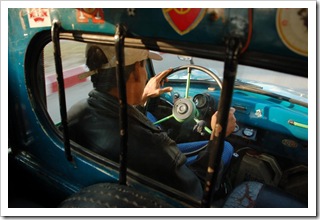 Taksówkarz w swojej Maździnce