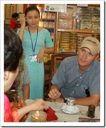 Błażej kosztuje kawy łasicowej