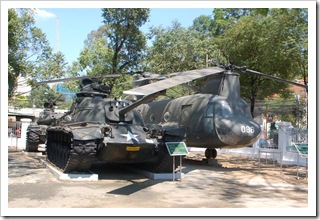 Eksponaty przed muzeum wojny