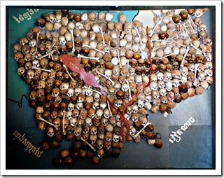 Mapa z czaszek w muzeum S-21 (foto Wikipedia)