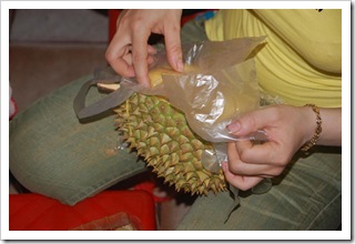 Wyciąganie durianu ze skorupki